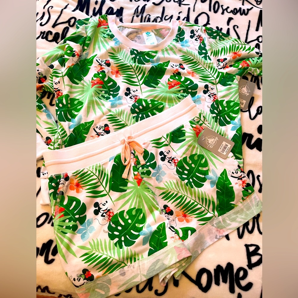 Super cute top and short set size L new with tags